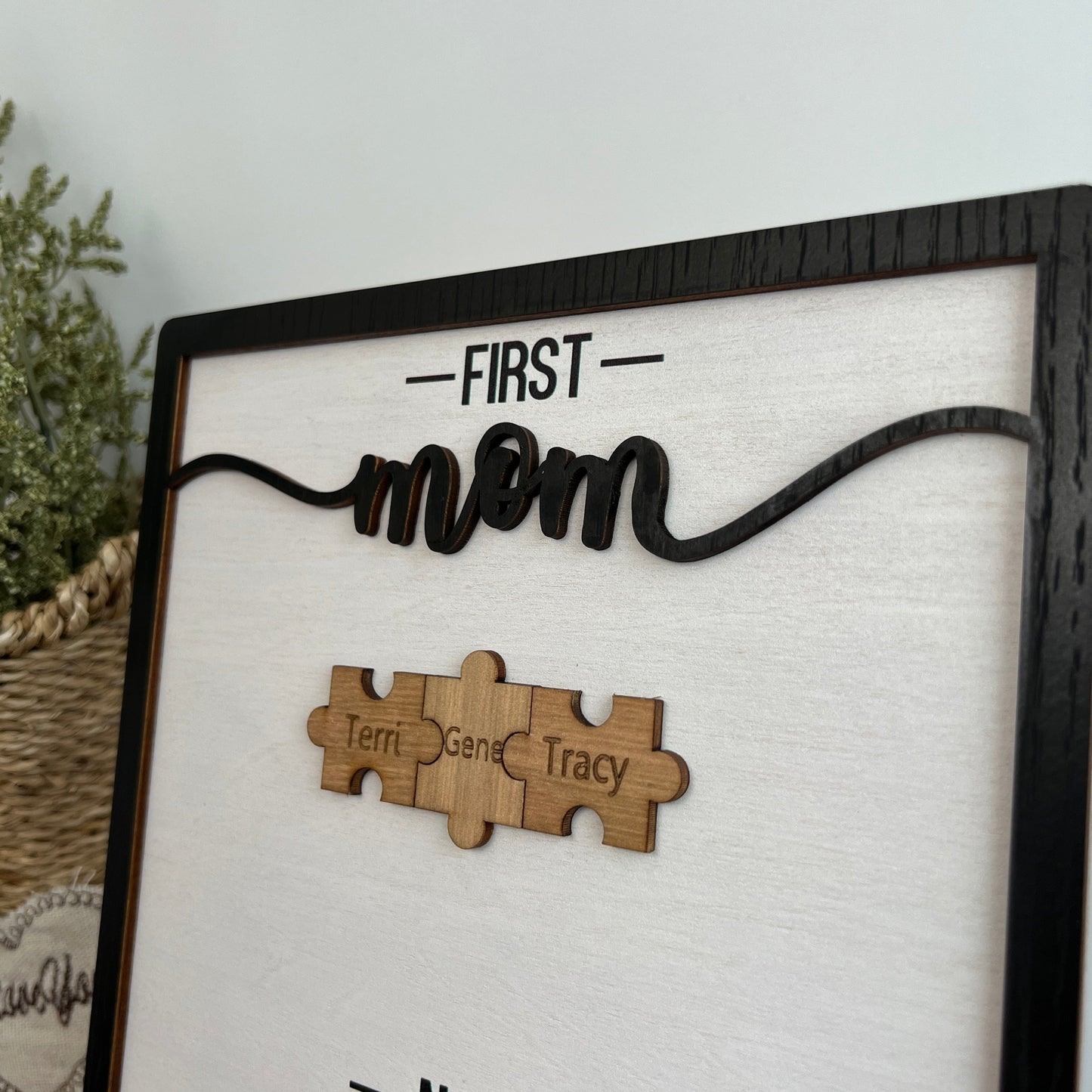 双层妈妈拼图相框 🔥50% OFF🔥"You Are The Piece That Holds Us Together" Puzzles Pieces Name Sign Personalized Mother's Day Gift